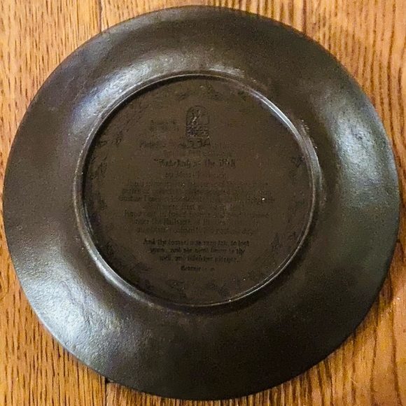 “Rebekah at the Well” Plate by Merri Roderick, Rhodes Studios - Picture 2 of 3